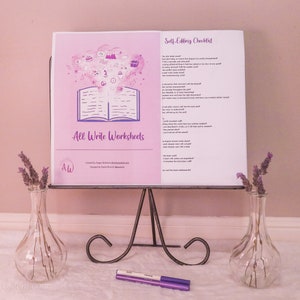 K&ouml;nnte beinhalten: Eine rosa und wei&szlig;e Selbst-Korrektur-Checkliste f&uuml;r Autoren mit einer Illustration eines Buches und einer Wolke mit schreibbezogenen Symbolen. Die Checkliste tr&auml;gt den Titel "Self-Editing Checklist" und enth&auml;lt eine Liste von Fragen, die Autoren helfen sollen, ihre Arbeit zu verbessern. Die Checkliste befindet sich auf einem schwarzen Staffelei mit zwei durchsichtigen Glasvasen mit Lavendelbl&uuml;ten auf beiden Seiten.