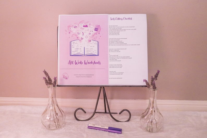 K&ouml;nnte beinhalten: Eine rosa und wei&szlig;e Selbst-Korrektur-Checkliste f&uuml;r Autoren mit einer Illustration eines Buches und einer Wolke mit schreibbezogenen Symbolen. Die Checkliste tr&auml;gt den Titel "Self-Editing Checklist" und enth&auml;lt eine Liste von Fragen, die Autoren helfen sollen, ihre Arbeit zu verbessern. Die Checkliste befindet sich auf einem schwarzen Staffelei mit zwei durchsichtigen Glasvasen mit Lavendelbl&uuml;ten auf beiden Seiten.