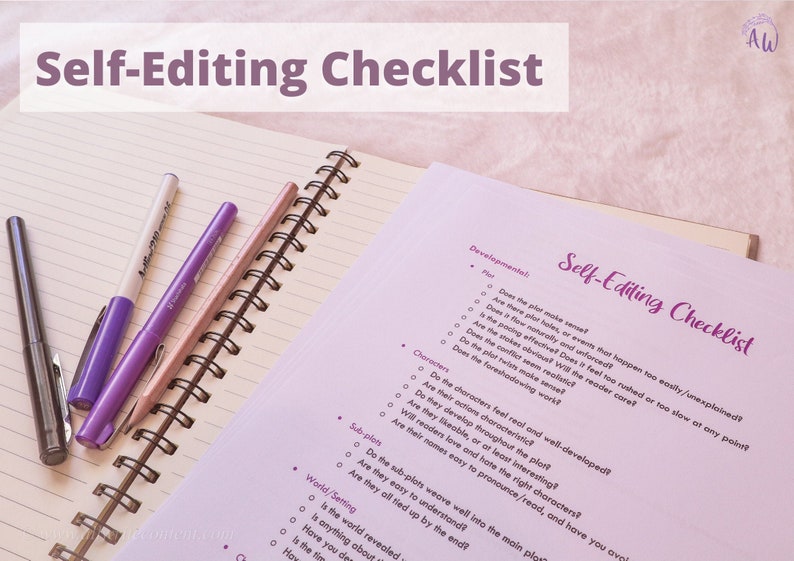 K&ouml;nnte beinhalten: Eine violette Checkliste auf einem linierten Notizbuch mit dem Titel "Self-Editing Checklist" und einer Liste von Fragen, die Autoren beim Bearbeiten ihrer Arbeit unterst&uuml;tzen. Die Checkliste ist in vier Abschnitte unterteilt: Entwicklung, Charaktere, Nebenhandlungen und Welt/Setting.