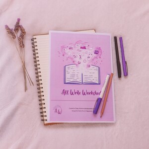 K&ouml;nnte beinhalten: Ein rosa und violettes Arbeitsblatt mit dem Titel "All Write Worksheet" mit einer Zeichnung eines ge&ouml;ffneten Buches und einer Wolke aus bunten Symbolen. Das Arbeitsblatt liegt auf einer wei&szlig;en Oberfl&auml;che mit einem Spiralblock, einem Bleistift und drei Stiften.