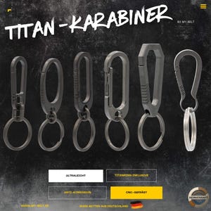 Könnte beinhalten: Sechs Titan-Karabiner mit Schlüsselringen vor dunklem Hintergrund. Die Karabiner haben unterschiedliche Designs, darunter verschiedene Formen und Verriegelungsmechanismen. Der Text "TITAN-KARABINER" steht oben.