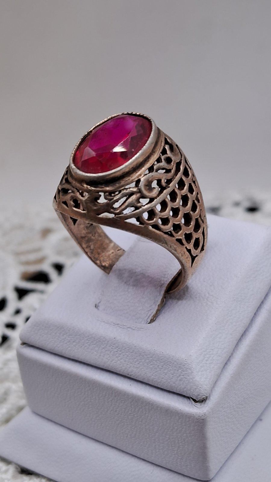 Bague vintage Art déco ancienne en or jaune et blanc 10 carats avec rubis de 1/4