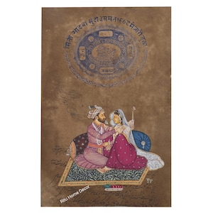 Dipinto di scena d'amore Mughal su carta da francobolli antica - Arte fatta a mano per l'arredamento della casa - Amore tra re e regina su carta - Regalo per matrimonio - Arredamento per la casa