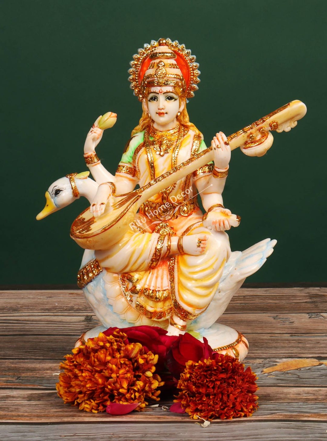 Reliëf Van De Godin Saraswati Op Porbandar-steen Buiten Een School in Mumbai Redactionele Foto