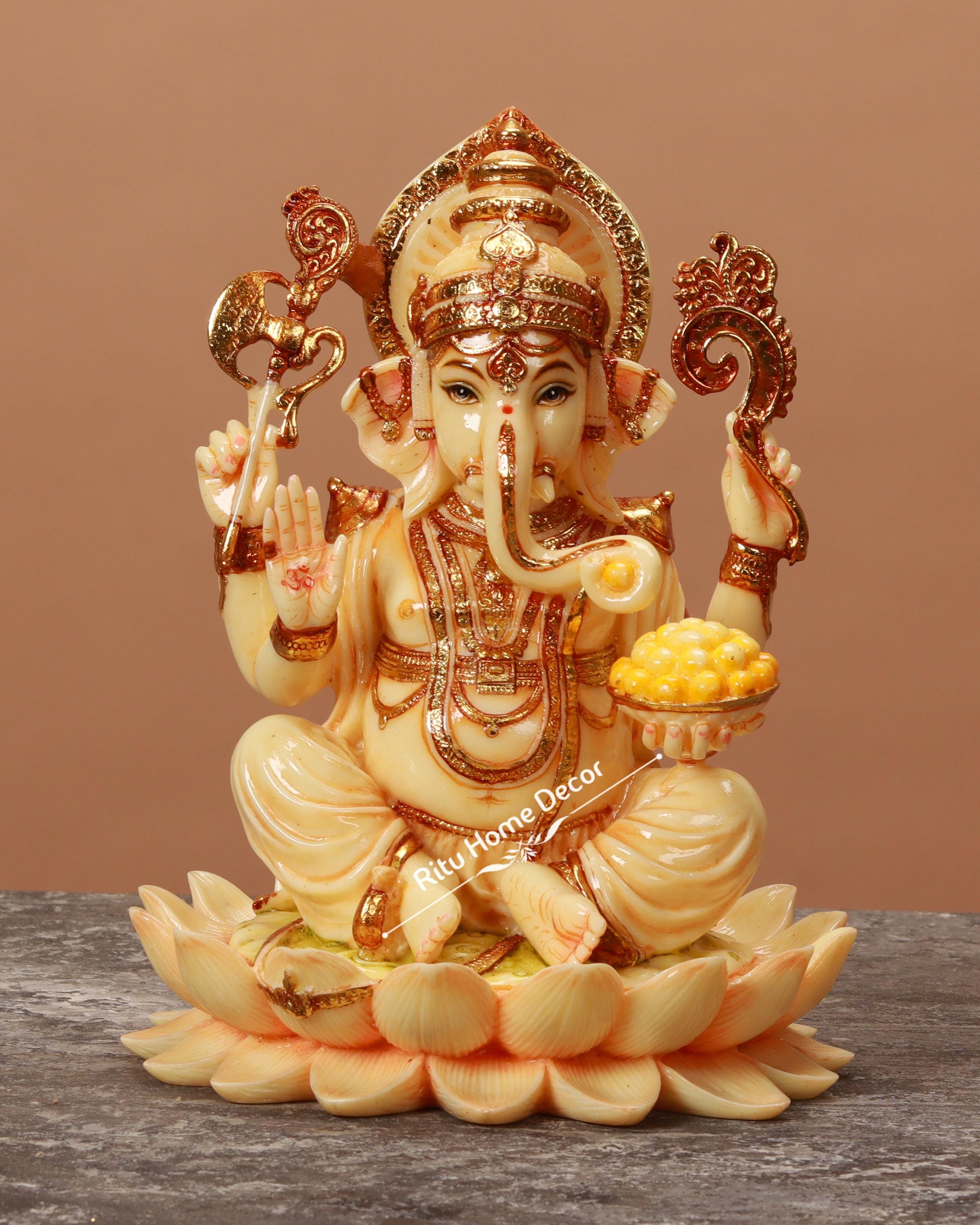 ガジャナン神 10 インチ 礼拝用像 - 蓮の彫刻に乗ったガナパティ