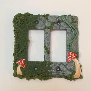 Plaque d'interrupteur Whimwood Forest | Couvercle d'interrupteur d'éclairage Mossy Woodland | Décoration champignon | murale Cottage féerique | Décoration naturelle sculptée à la main