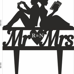 Op de afbeelding: Zwarte silhouet van een stel, een man die een videogamecontroller vasthoudt en een vrouw die een boek vasthoudt, zittend op een platform met de woorden "Mr. R&N Mrs." in een hartvorm.