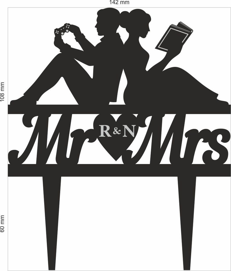Op de afbeelding: Zwarte silhouet van een stel, een man die een videogamecontroller vasthoudt en een vrouw die een boek vasthoudt, zittend op een platform met de woorden "Mr. R&N Mrs." in een hartvorm.