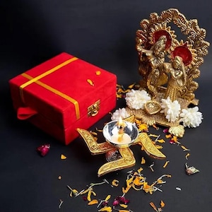 100 szt. Swastyk mosiądz Diya z czerwonym aksamitnym pudełkiem Pooja prezent do dekoracji domu Diya prezent w zamian za prezent, Diwali Diya prezent dekoracyjne prezenty Diya