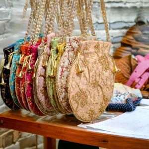 Lot de 100 pochettes indiennes brodées faites à la main pour femmes, potli, pochette, sac à cordon, cadeau de retour pour les invités, livraison gratuite