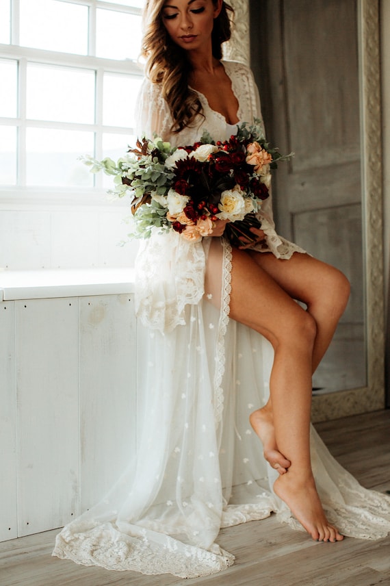 VINTAGE LACE BRIDAL Robe for Wedding Day, Boudoir Photo Shoot