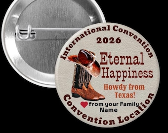 Puede incluir: Un botón redondo con alfiler, con un diseño de bota y sombrero de vaquero. El texto dice "International Convention 2026 Eternal Happiness Howdy from Texas!" con un corazón. El botón es beige y marrón.