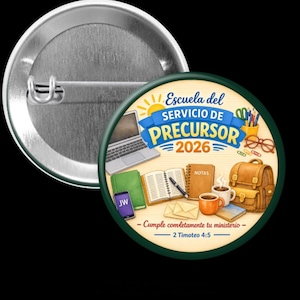 Pode incluir: Um botão redondo com borda verde e verso de alfinete prateado. O botão apresenta o texto "Escuela del SERVICIO DE PRECURSOR 2026" com ilustrações de um laptop, livros, xícaras de café e uma pasta. O texto "Cumple completamente tu ministerio - 2 Timoteo 4:5" também está incluído.