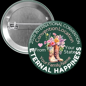 Könnte beinhalten: Ein runder, grüner Button mit dem Text "2026 International Convention Location" und "Eternal Happiness". Er zeigt ein Paar Cowboy-Stiefel gefüllt mit Blumen und einem rosa Herz. Der Button ist aus Metall.