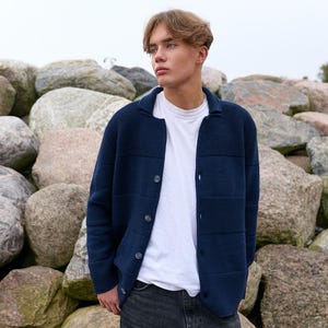 Men&#39;s Woolen Cardigan: Knitted Scandinavian Design