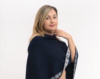 Multi-wear Poncho van merinowol, Poncho met ornament