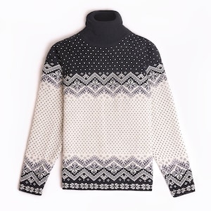 Peut inclure: Un pull &agrave; col roul&eacute; noir et blanc &agrave; motif jacquard. Le pull a un col roul&eacute; noir et un fond blanc avec des motifs g&eacute;om&eacute;triques noirs et gris.