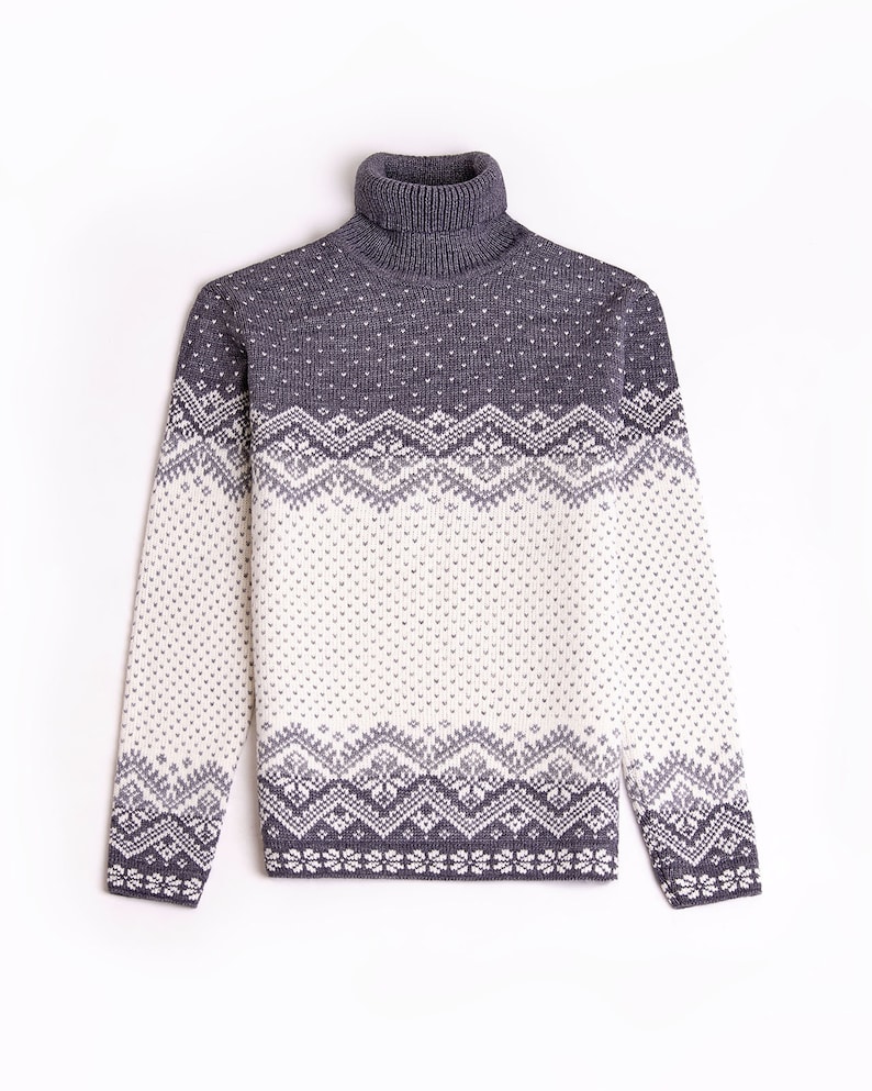 Peut inclure: Un pull &agrave; col roul&eacute; gris et blanc &agrave; motifs avec un design en jacquard.