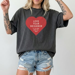 Älska din granne, det är i din stora stora bok, progressiv kristen t-shirt, anti-hat-tröja, vintage-hjärt-tröja, HBTQ-allierad kristen