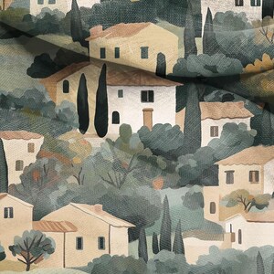 Puede incluir: Una pintura de acuarela de un pueblo en la ladera de una colina con casas en tonos beige y marr&oacute;n, rodeadas de exuberantes &aacute;rboles y arbustos verdes.