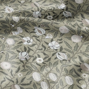 Puede incluir: Patrón detallado con elementos botánicos estilizados. El diseño incluye flores blancas y beige, vainas de semillas y hojas sobre un fondo verde apagado. El intrincado patrón recuerda a los diseños textiles vintage.