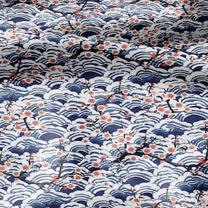Puede incluir: Un patrón repetitivo con olas azules estilizadas y nubes blancas, con delicadas ramas de flores de cerezo rojas y blancas. El diseño tiene una estética japonesa tradicional, adecuado para tela o papel pintado.