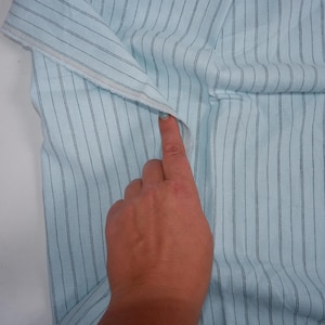 100% Leinen mit Streifen in blassgrün Mittelschwerer 180g/qm gestreifter Leinenstoff - perfekt für Kleidung, Vorhänge oder Heimtextilien.
