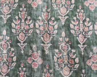Tela 100% lino con estampado de bloques indio 3657: tela de lino color avena con estampado floral verde.