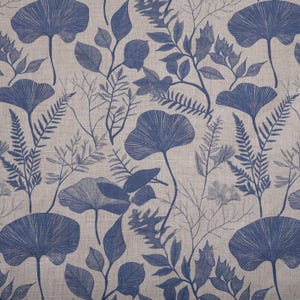 Può includere: Un motivo di tessuto senza cuciture con foglie e felci stilizzate blu su uno sfondo beige.