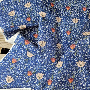 Tela con estampado de tulipanes vintage 100 % lino para tapicería de cortinas y cojines - William Morris MEDWAY tela floral azul para confección de vestidos y costura 2461 imagen 7
