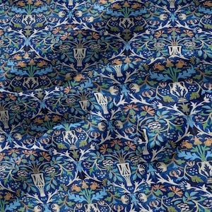 Puede incluir: Una tela azul con un patrón repetitivo de flores y hojas estilizadas. El patrón está en tonos de azul, verde, blanco y rosa.