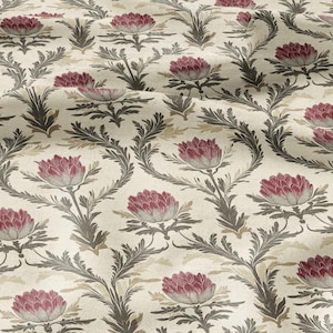 Puede incluir: Tela color crema con un estampado floral repetido. El diseño presenta flores burdeos estilizadas con acentos grises y crema, sobre un fondo crema. Las vides y tallos de hojas de color gris oscuro crean un diseño simétrico.