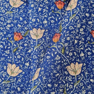 Tela con estampado de tulipanes vintage 100 % lino para tapicería de cortinas y cojines - William Morris MEDWAY tela floral azul para confección de vestidos y costura 2461 imagen 1