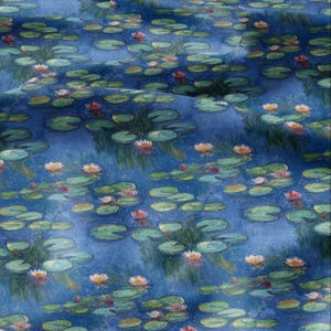 Op de afbeelding: Stof met een waterlelie-ontwerp. Het patroon toont een blauwe achtergrond met groene waterleliebladeren en roze en witte waterlelies. Het ontwerp doet denken aan een impressionistische stijl.