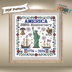 Peut inclure: Un motif de point de croix encadré célébrant le 250e anniversaire de l'Amérique. Le motif présente la Statue de la Liberté, des navires, un aigle et la Cloche de la Liberté, avec le texte "AMERICA 250th Anniversary" et "1776-2026".
