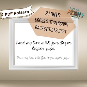 Könnte beinhalten: Ein weißer Rahmen mit einem Schwarzweißbild des Textes "Pack my box with five dozen liquor jugs." Der Text ist in zwei verschiedenen Schriftarten, Kreuzstichschrift und Rückwärtstichschrift. Das Bild ist oben links und oben rechts mit "PDF Pattern" und "2 FONTS: CROSS STITCH SCRIPT BACKSTITCH SCRIPT" beschriftet. Das Bild ist auch oben rechts mit "Green Penny Patterns" beschriftet.