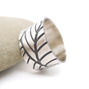 Silver Band with Leaf Veins Pattern; Oxidized Silver Band Ring; Minimalist Art Jewelry; Embossed Handmade Unisex Jewelry