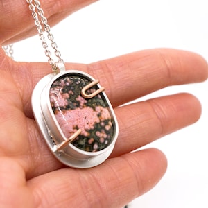 Pendentif Ocean Jasper, pendentif unique en son genre par le studio MorphiartForge, style minimaliste
