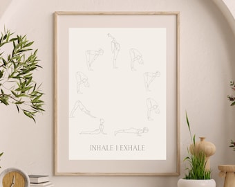 Może przedstawiać: Minimalistyczny wydruk liniowy sekwencji jogi z tekstem "INHALE | EXHALE" na dole. Wydruk jest oprawiony w jasną drewnianą ramę i wisi na białej ścianie.