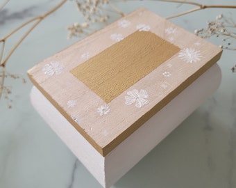 Boîte en bois avec fleurs blanches peintes à la main