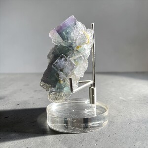 Ejemplar de fluorita bicolor AAA+ con microformaciones de cuarzo transparente que cambia de color - Nigeria - REACTIVO A LOS RAYOS UV