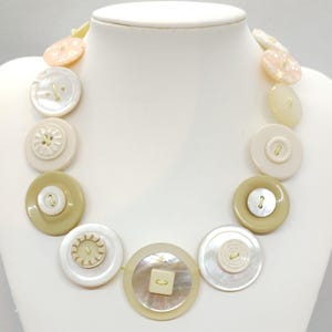 Collar de botones sutiles