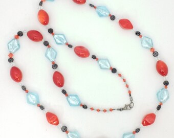 Long collier de perles mélangées rouges et bleu pâle