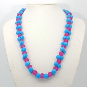 Runda halsband med turkosa knappar