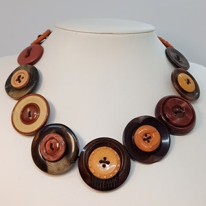 Collar de botones reciclados en tonos marrones