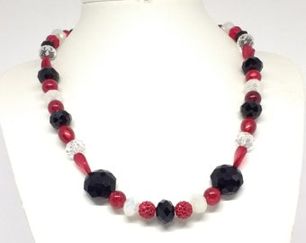 Collier de perles mixtes rouge et noir