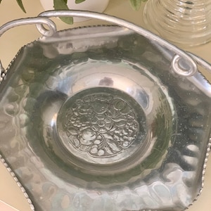Display Tray, Cromwell Hand Wrought Aluminum Scalloped Tray w Handle, Fruit & Flower Design, Vintage Decor, Vintage Silver Dish, Home Gift
