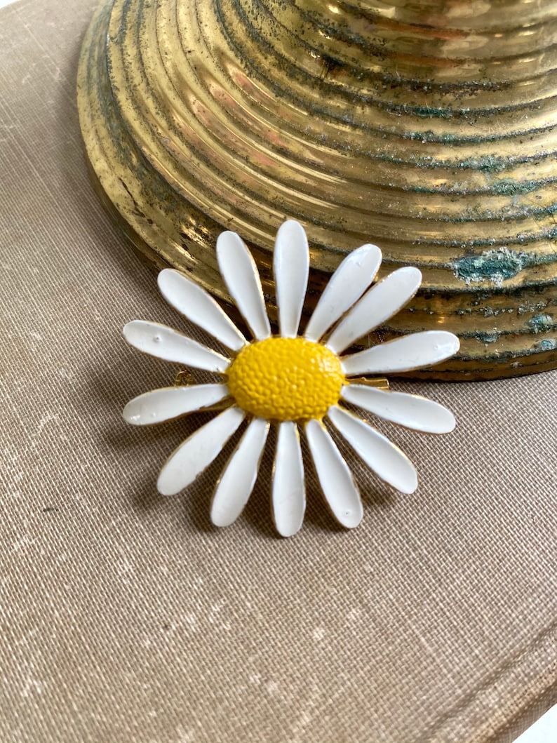 Vintage Jewelry Flower Jewelry Vintage Daisy Brooch Mothers Day Gift Pin Vintage Gold Plated and Enamel Daisy Pin Gift for Her