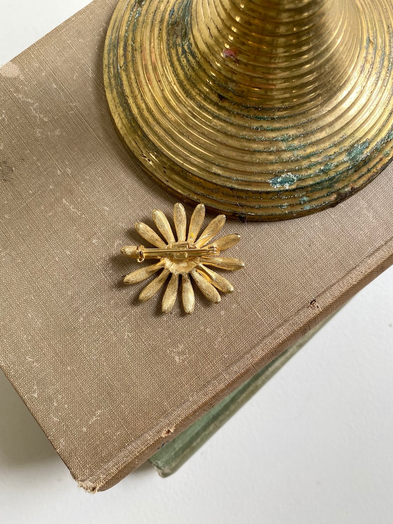 Vintage Jewelry Flower Jewelry Vintage Daisy Brooch Mothers Day Gift Pin Vintage Gold Plated and Enamel Daisy Pin Gift for Her