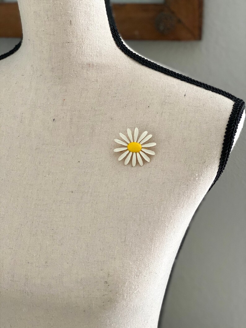 Vintage Jewelry Flower Jewelry Vintage Daisy Brooch Mothers Day Gift Pin Vintage Gold Plated and Enamel Daisy Pin Gift for Her